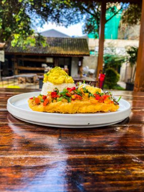 Yumurta ve salatalı kızarmış tavuk.