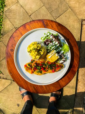 ızgara tavuk biftek salatası ile