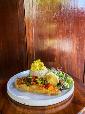 Tavuklu pilav ve salata.