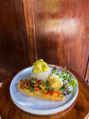 Balık ve sebzeli kızarmış pilav.