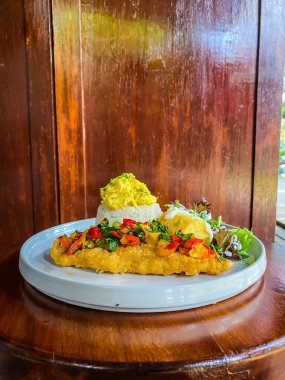 Sebzeli yumurta ve tabakta pilav. Masanın üstünde güzel bir manzara var. sağlıklı beslenme.