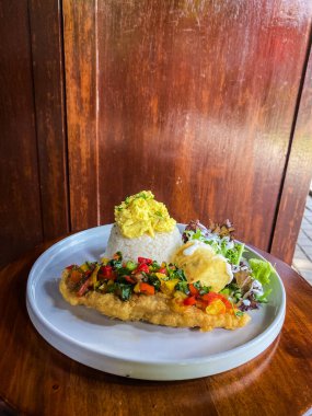 Balık ve sebzeli sahanda yumurta, Tayland yemeği.