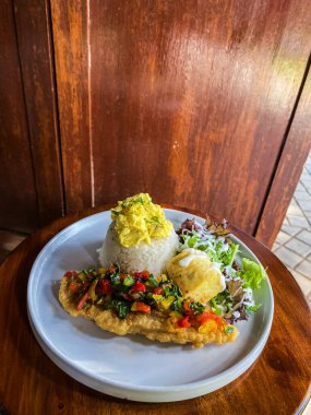 pilav, ızgara tavuk ve salata pilav ve sebze, kızarmış yumurta ve tabakta salata.