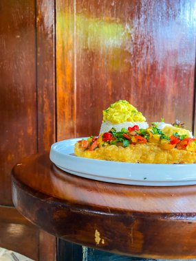 Tavuk ve sebzeli kızarmış pilav.