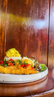 Tahta arka planda sebzeli ve yumurtalı omlet.