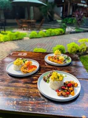 tavuklu pilav ahşap arka planda bir tabakta