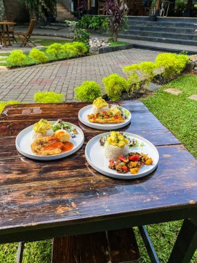 Restorandaki masada çeşitli tabaklar var.