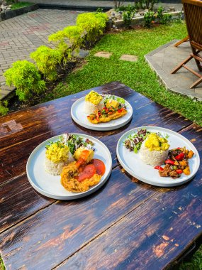 Kızarmış balık, kızarmış pilav, tavuklu pilav..