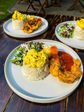 Tabakta kızarmış tavuk ve pilav