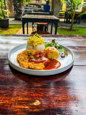 Pirinç ve sebzeli kızarmış balık, yemek geçmişi.