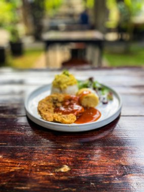 Masadaki lezzetli yemeğin yakın plan çekimi..