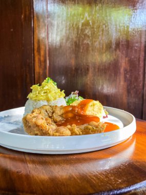 Kızarmış tavuk ve pilav, sahanda yumurta ve sebze, Tayland usulü.