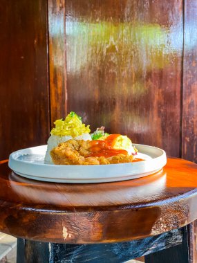 Tavuklu pilav ve salata.