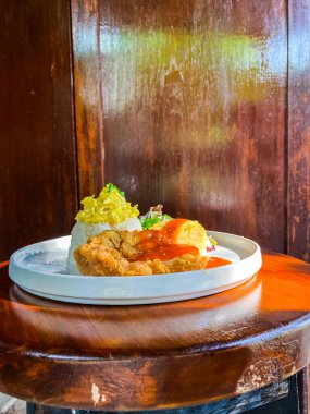 Kızarmış tavuk ve sebzeli pilav.