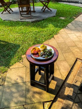 Güzel bir avlu manzarası.