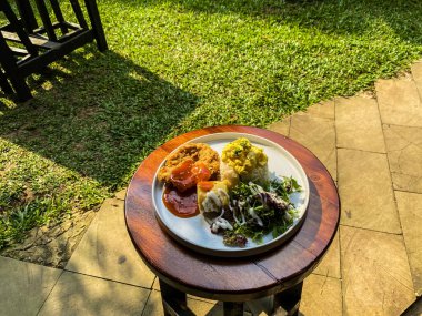 Geleneksel Tayland usulü pilav, sebzeli domuz sosisi.