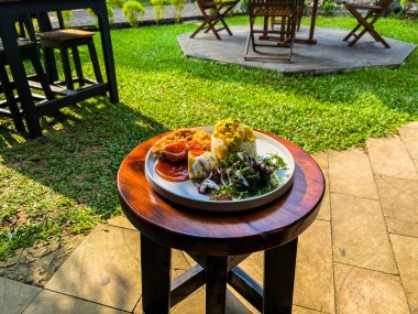 Tayland yemeği, Tayland yemeği, kızarmış pilav ve sebzeli balık.