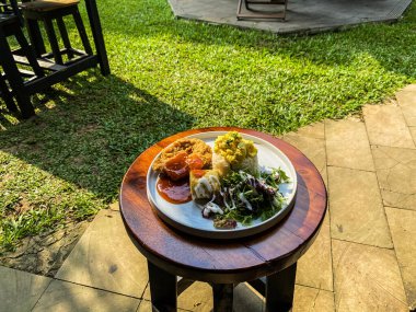 Kızarmış tavuk tabakta.