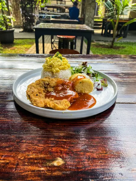 Pirinç ve sebzeli kızarmış balık, yemek geçmişi.