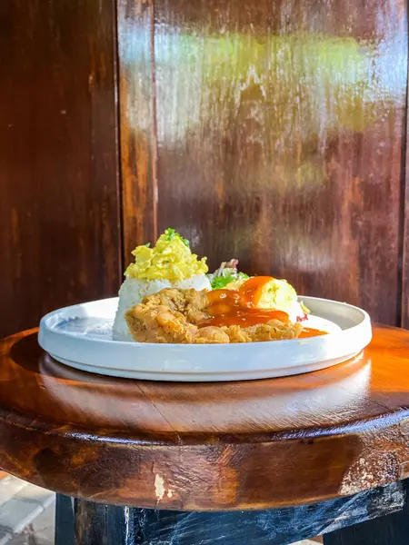 Kızarmış domuz eti, kızarmış tavuk, Tayland yemeği.