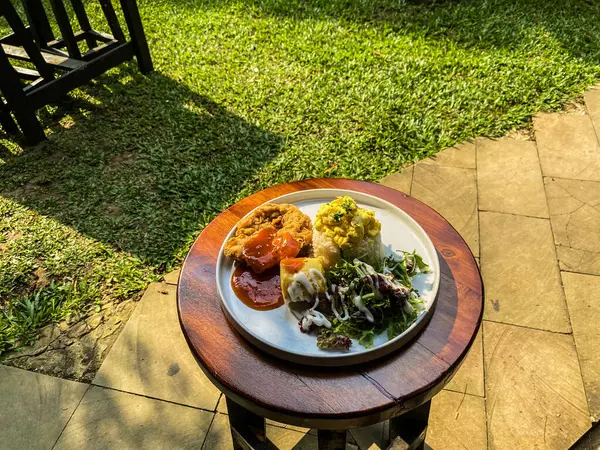 Geleneksel Tayland usulü pilav, sebzeli domuz sosisi.