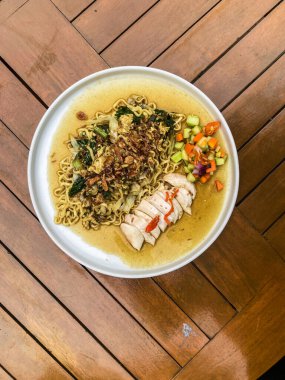 Tayland eriştesi, deniz ürünleri, sebzeler, Tayland mutfağı..