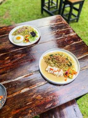 Tavuklu eriştenin mutfak fotoğrafı.