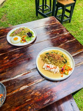 Tayland pirinçli erişte, masada domuz eti ve yumurta.