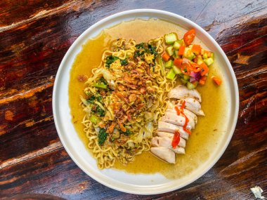 Tavuk ve sebzeli baharatlı Tayland eriştesi, Tayland yemeği tarzı. en üstteki görünüm