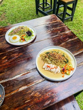 Beyaz tabakta pilavlı kızarmış balık. Asya mutfağı. en üstteki görünüm.