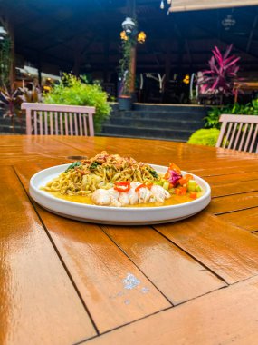 Körili erişte ve sebzeli kızarmış tavuk.