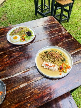 Tayland yemeği, Tayland pirinci, kızarmış tavuk ve yumurta, ahşap masada..