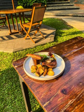 Kahve ve çayla birlikte kızarmış tavuk.