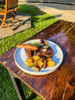 Tabakta kızarmış sebzeli biftek.