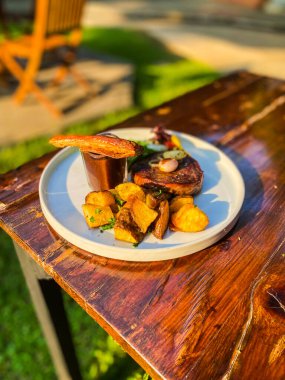 Ahşap arka planda ızgara biftek, yemek arkaplanı, kopyalama alanı.