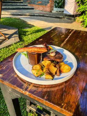 Ahşap masada kızarmış domuz pirzolası ve patates..