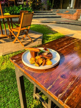 Tahta bir tahta ve çeşitli et ve sebzelerle dolu bir masa.