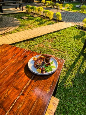 Lezzetli ve taze et ve masada kızarmış yumurta.