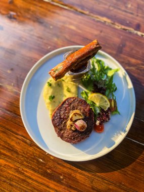 Tahta masada sebzeli biftek.