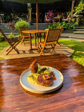 Endonezya sahilinde nefis bir kahvaltının dikey çekimi.