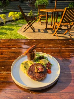 Sebze ve soslu ızgara biftek.