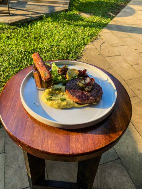 Ahşap masaya servis sığır eti biftek