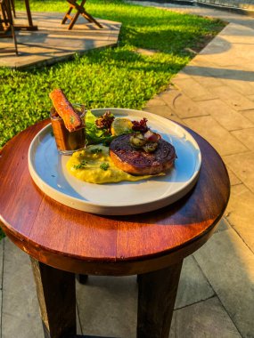 Sebzeli biftek, açık havada.