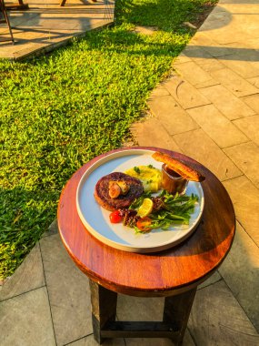 dana biftek salata ahşap tablo.