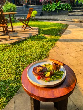 Ahşap masada soslu ızgara domuz eti.