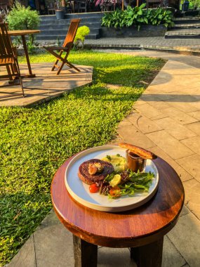 Lezzetli yemeklerle dolu bir masanın seçici odak noktası.