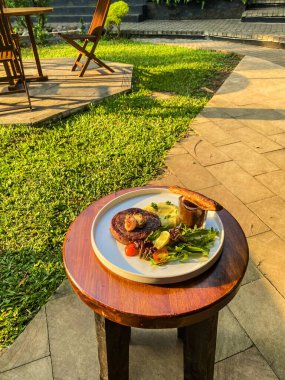 Tahta masadaki lezzetli bifteğin yakın plan çekimi.