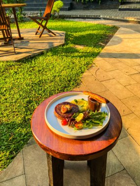Tahta masada salatalı biftek.