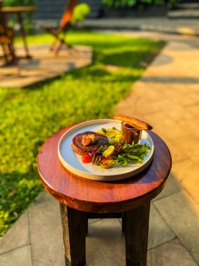 Ahşap masada ızgara tavuk bifteği, bulanık arka plan, yemek, sağlıklı yiyecek konsepti.