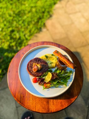 Sebzeli ve salatalı kızarmış domuz eti.